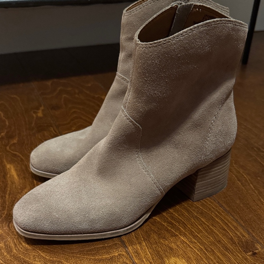 Lucky Brand Ladeim Beige Ankle Boots
